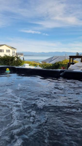 Views, space & spa pool close to beach & town
